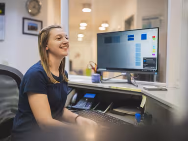 Mitarbeiterin am Praxisempfang