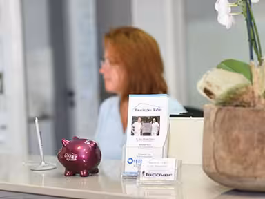 Medizinische Mitarbeiterin am Empfang