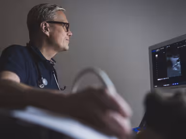 Herr Rauh während eines Ultraschalls