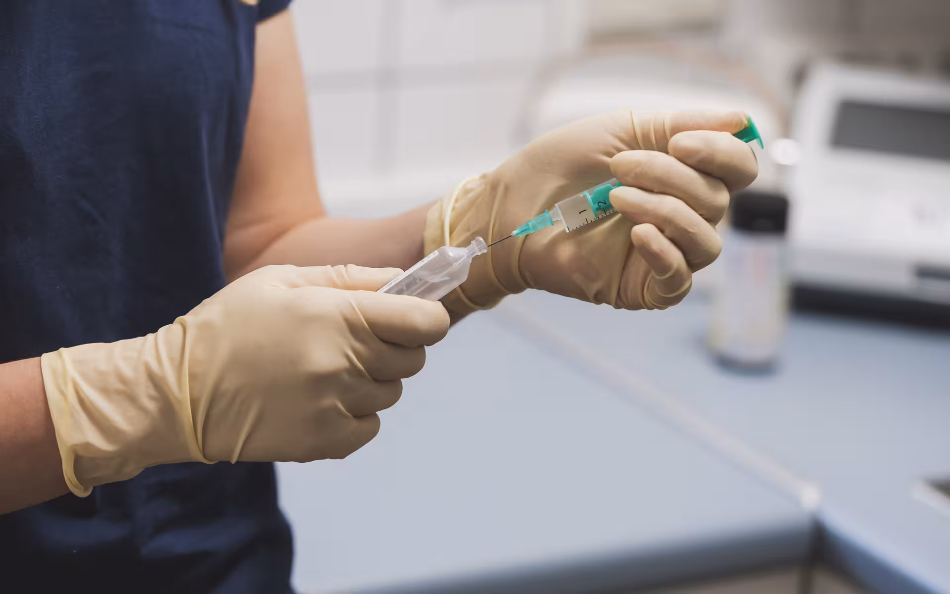 Medizinische Fachangestellte mit einer Spritze